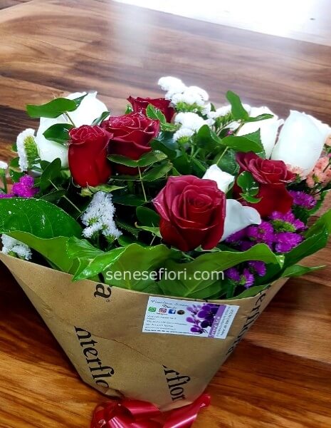 Rose Rosse e Bianche Ecuador: L'Eleganza dell'Unione a Napoli