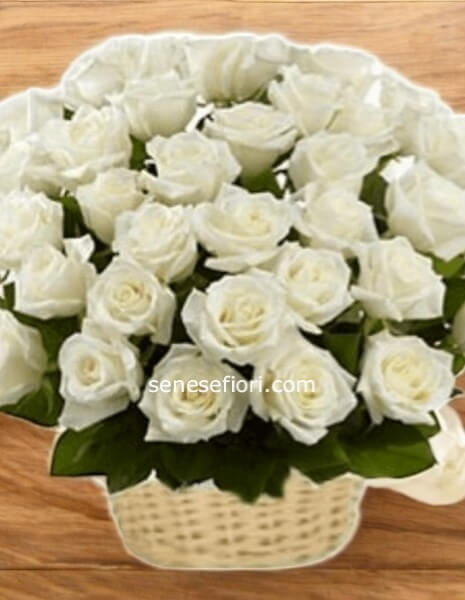 Cesto di Rose Bianche per Nozze: Eleganza e Purezza a Napoli