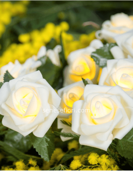 bouquet di Rose Bianche e Mimosa