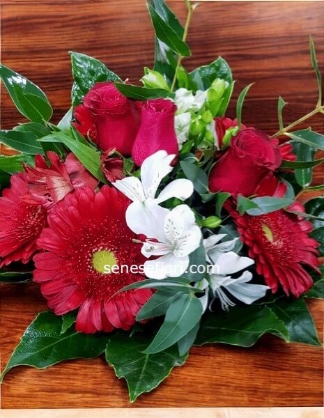 Bouquet Passione Rossa: Spedire l'Amore a Domicilio a Napoli